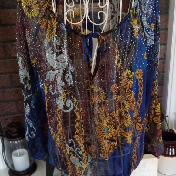 Pretty silk cache' top - Picture 2 of 7